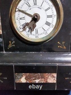 Pendule de cheminée Napoléon III fin XIXè, marbre noir et couleur, avec sa clé