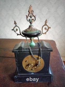 Pendule de cheminée Napoléon III fin XIXè, marbre noir et couleur, avec sa clé