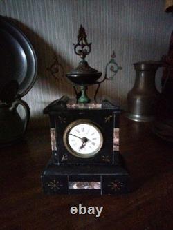 Pendule de cheminée Napoléon III fin XIXè, marbre noir et couleur, avec sa clé