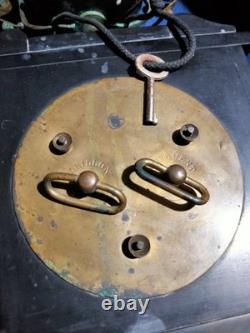 Pendule de cheminée Napoléon III fin XIXè, marbre noir et couleur, avec sa clé