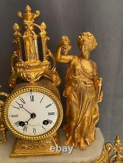 Pendule métal doré et albâtre personnage féminin à l'Antique XIXe Napoléon III
