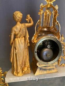 Pendule métal doré et albâtre personnage féminin à l'Antique XIXe Napoléon III