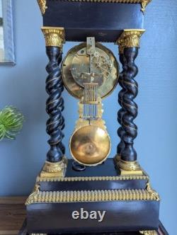 Pendule portique colonnes torses Napoléon III bronze doré XIXe