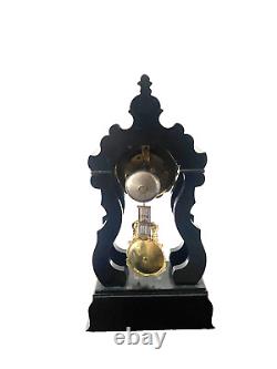 Pendule portique époque Napoléon III comportant incrustation. XIX siècle