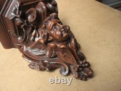 Petite console d'applique XIXe en bois finement sculpté décor d'un ange angelot