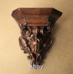 Petite console d'applique XIXe en bois finement sculpté décor d'un ange angelot