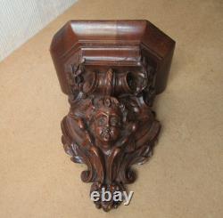 Petite console d'applique XIXe en bois finement sculpté décor d'un ange angelot
