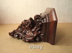 Petite console d'applique XIXe en bois finement sculpté décor d'un ange angelot