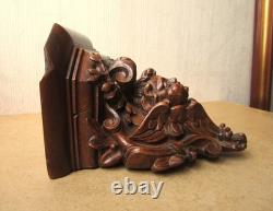Petite console d'applique XIXe en bois finement sculpté décor d'un ange angelot