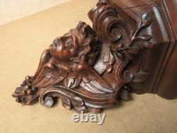 Petite console d'applique XIXe en bois finement sculpté décor d'un ange angelot