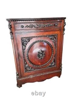 Placard ancien Louis-Philippe / Napoléon III en noyer sculpté XIXe siècle