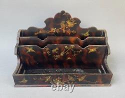 Porte courrier en bois laqué à décor d'oiseaux, XIXe