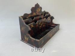 Porte courrier en bois laqué à décor d'oiseaux, XIXe