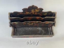 Porte courrier en bois laqué à décor d'oiseaux, XIXe