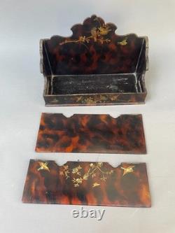 Porte courrier en bois laqué à décor d'oiseaux, XIXe