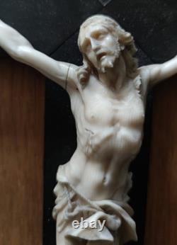 Rare Ancien Christ Sculpté Époque Xix Croix En Ébène