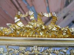 Rare cadre en bronze doré richement décoré, guirlande de fleurs époque XIXe