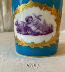 SEVRES Une Tasse en porcelaine décor au chérubin époque Napoleon III XIX