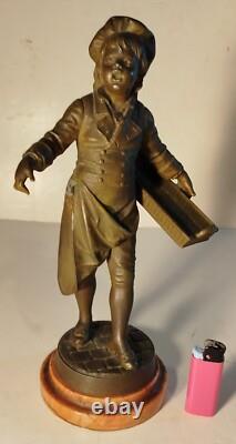 Statuette XIXe enfant vendeur de rue de pain