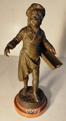 Statuette XIXe enfant vendeur de rue de pain