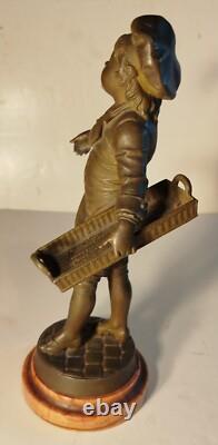 Statuette XIXe enfant vendeur de rue de pain