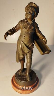 Statuette XIXe enfant vendeur de rue de pain
