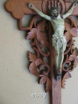 Superbe et rare grand crucifix mural en chêne sculpté fin XIX Siècle