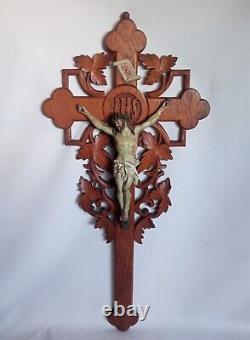 Superbe et rare grand crucifix mural en chêne sculpté fin XIX Siècle 61 cm