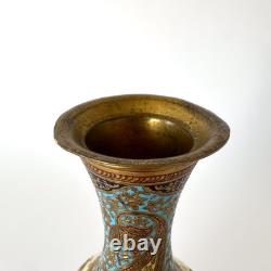Vase Napoléon III en porcelaine de Sèvres et bronze doré Émaux champlevés XIXe Vase Napoléon III en porcelaine de Sèvres et bronze doré Émaux champlevés XIXe