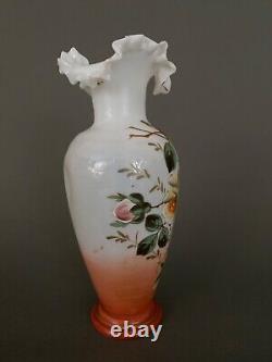 Vase en opaline XIXe Napoléon III décor floral col en dentelle H5353