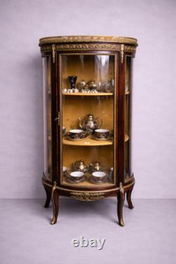 Vitrine de style Louis XV / Napoléon III en bois et bronze doré Époque fin XIX