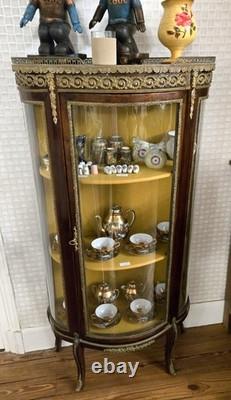 Vitrine de style Louis XV / Napoléon III en bois et bronze doré Époque fin XIX