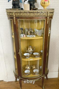 Vitrine de style Louis XV / Napoléon III en bois et bronze doré Époque fin XIX