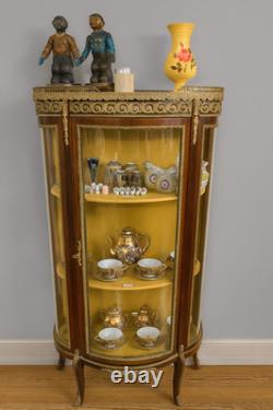 Vitrine de style Louis XV / Napoléon III en bois et bronze doré Époque fin XIX