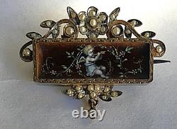 XIXè BROCHE VERMEIL ET EMAIL DEMI-PERLES. AMOUR JOUANT DE LA FLUTE. 393