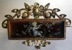 XIXè BROCHE VERMEIL ET EMAIL DEMI-PERLES. AMOUR JOUANT DE LA FLUTE. 393